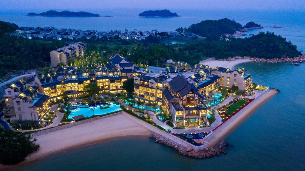 珠海珠海凤凰湾悦椿酒店的夜间水上度假村的空中景观