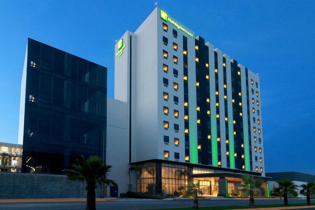 蒙特雷Holiday Inn & Suites - Monterrey Apodaca Zona Airport, an IHG Hotel的酒店大楼的一侧有标志