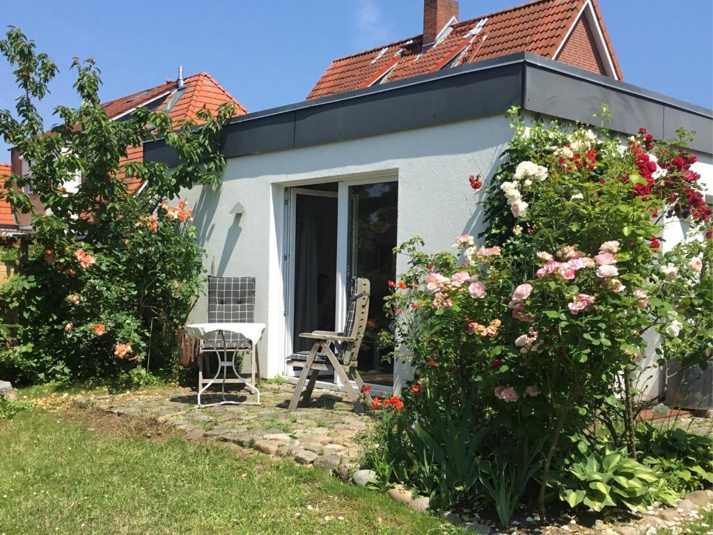 霍尔斯泰因地区诺伊斯塔特Held Ursel的庭院里种着鲜花的小白色小屋