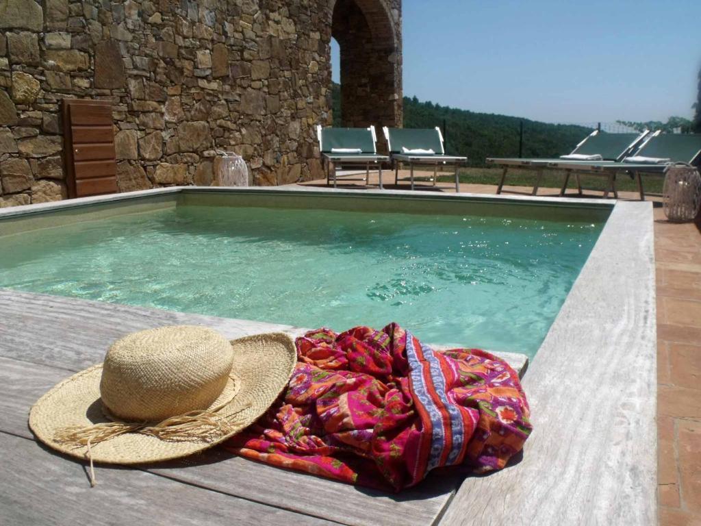 阿祖罗港Il LUPONE的游泳池旁的帽子和毯子