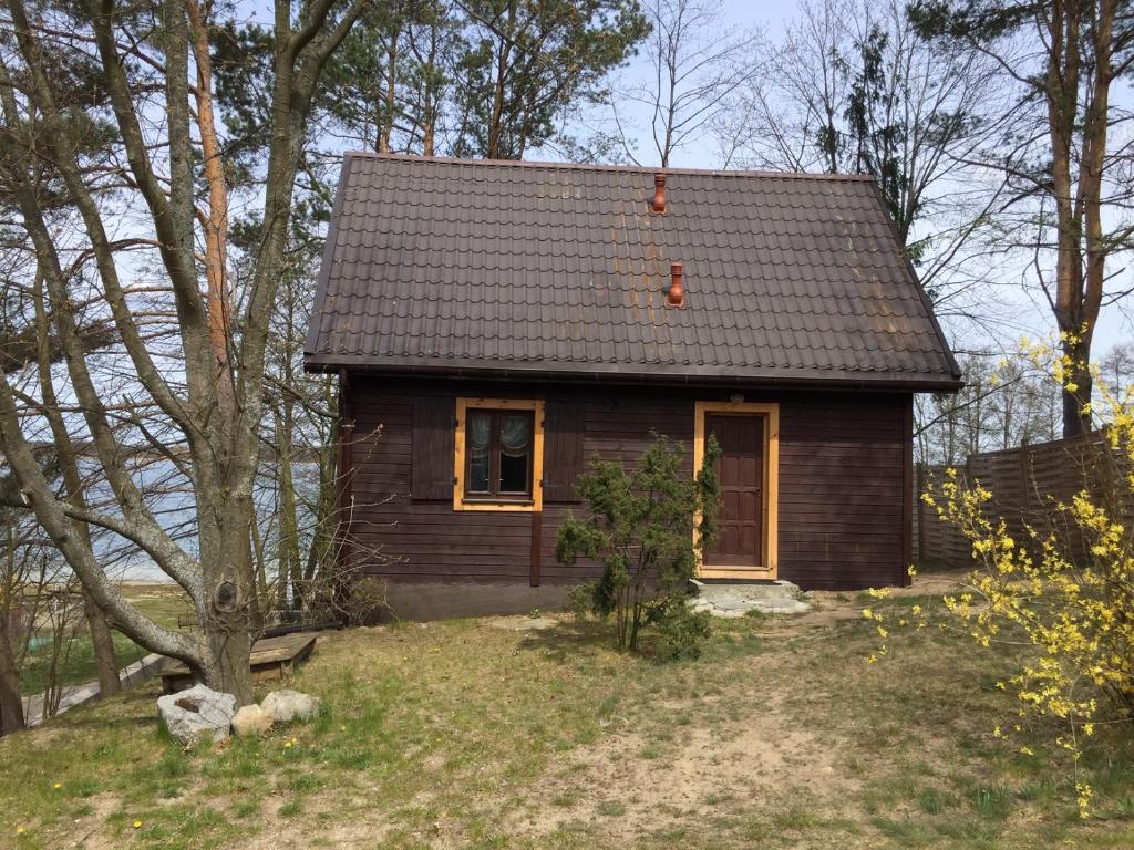 纳尔提Domek przy plaży的一间黑色屋顶的棕色小房子