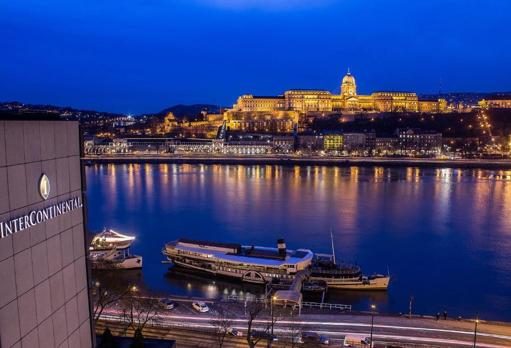 布达佩斯布达佩斯洲际酒店的享有河流美景,设有一座大型建筑