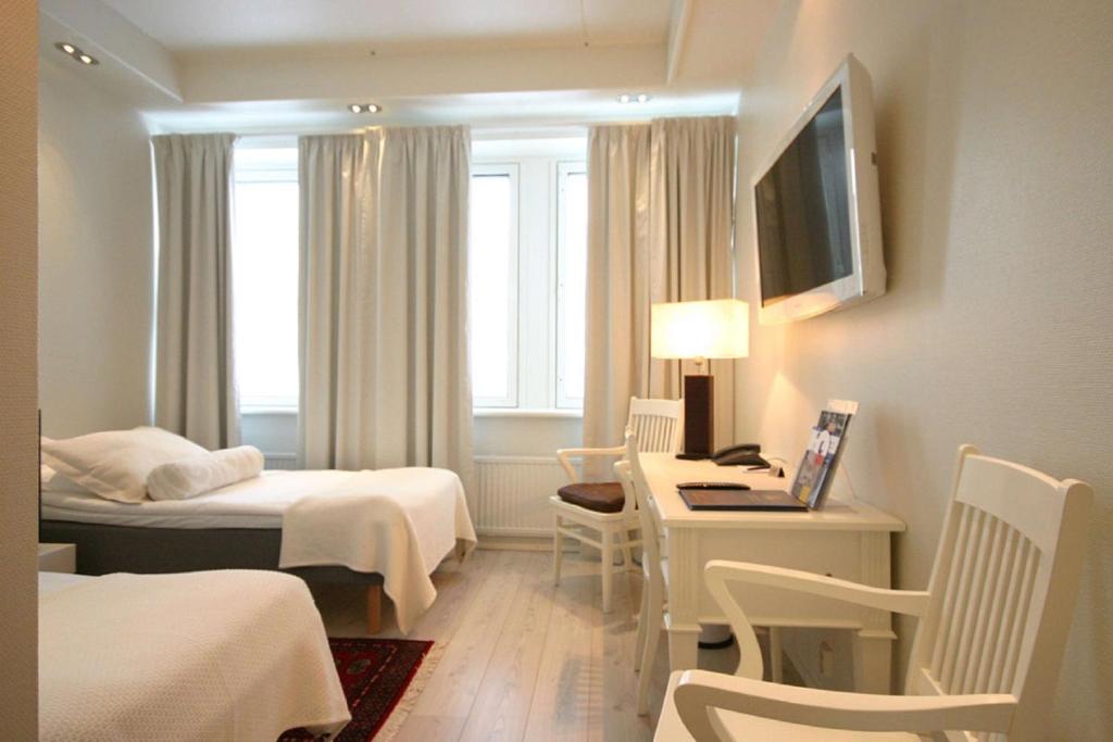 奥卢阿波罗贝斯特韦斯特酒店的酒店客房配有两张床和一张书桌