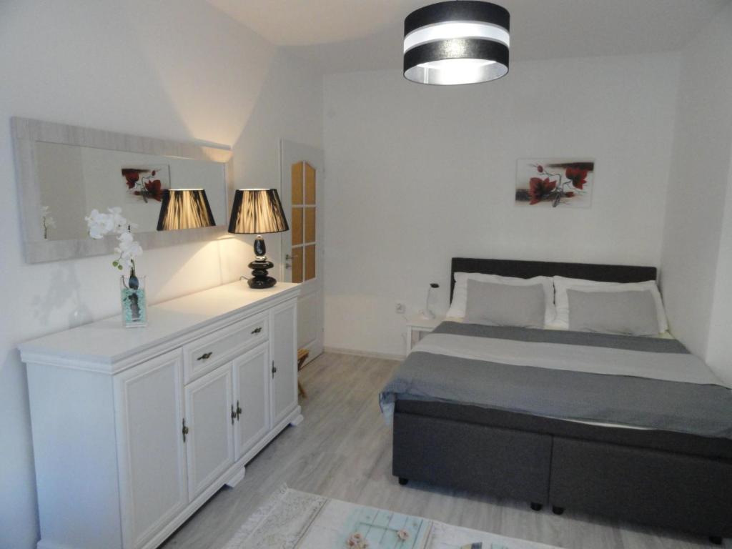 伊莱姆尼采Apartmán Sluka的一间卧室配有一张带两盏灯的床和梳妆台。