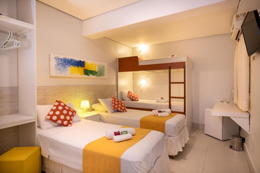 圣保罗巴西全套房旅馆的酒店客房,设有两张床和镜子