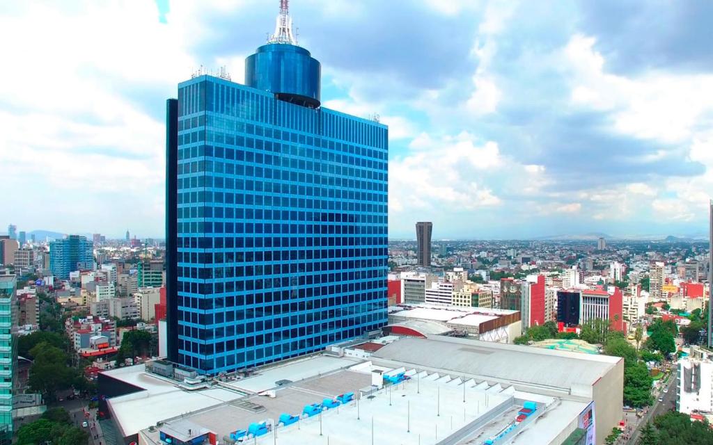 墨西哥城izZzleep WTC Mexico (world trade center Mexico)的市中心的一座高大的蓝色建筑