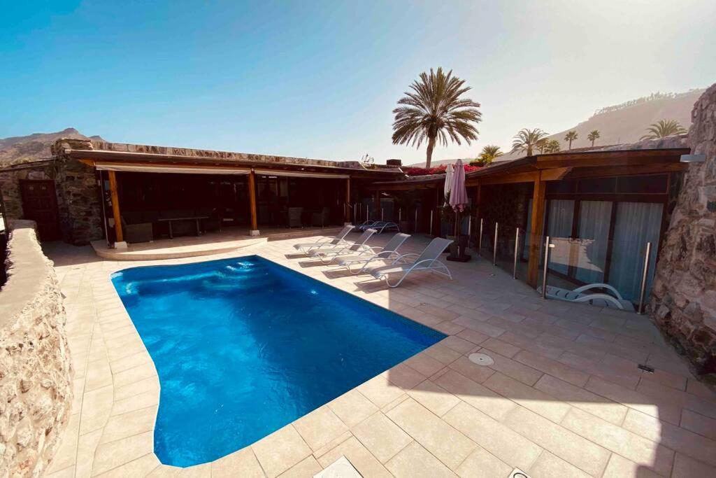 莫甘Anfi Tauro Golf Villa with private heated pool的庭院中带游泳池的房子