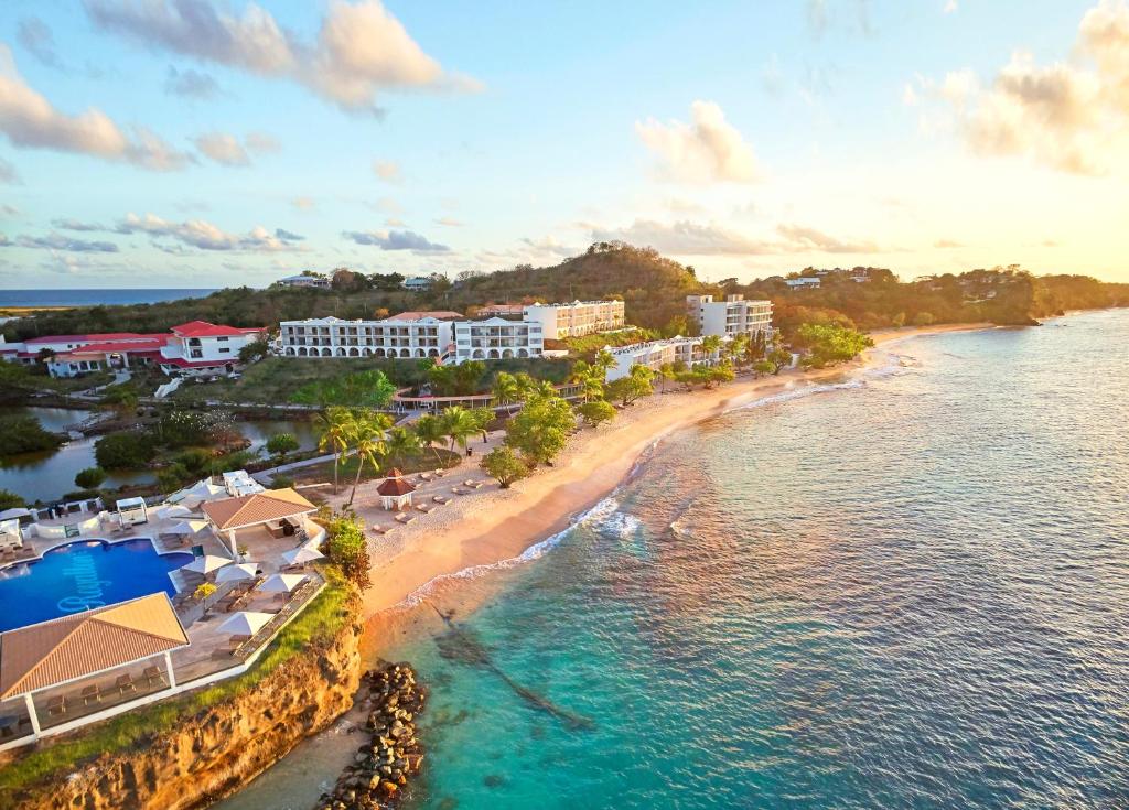 BambooRoyalton Grenada, An Autograph Collection All-Inclusive Resort的海滩上的度假村的空中景观