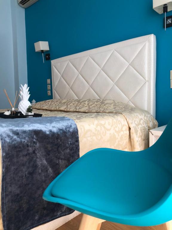 Kato RodiniHotel Rodini的蓝色卧室,配有床和蓝色桌子