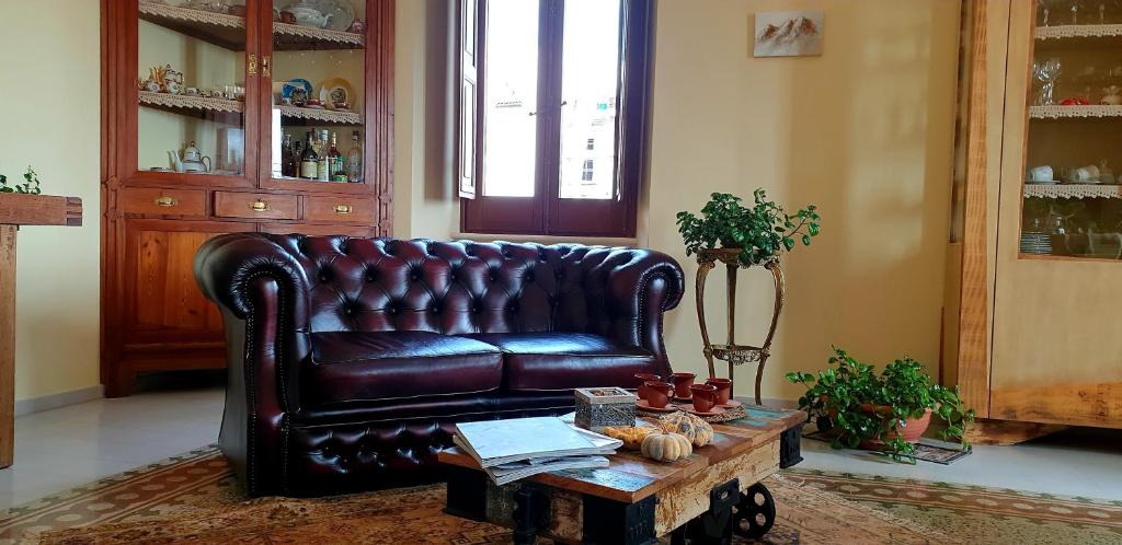 拉奎拉Amaranto99的客厅配有真皮沙发及茶几