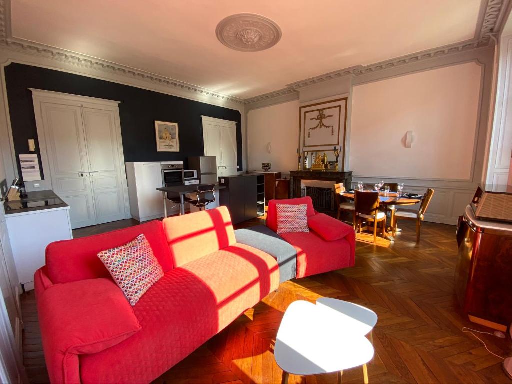 昂热Lysbed - Chevreul的客厅配有红色的沙发和桌子