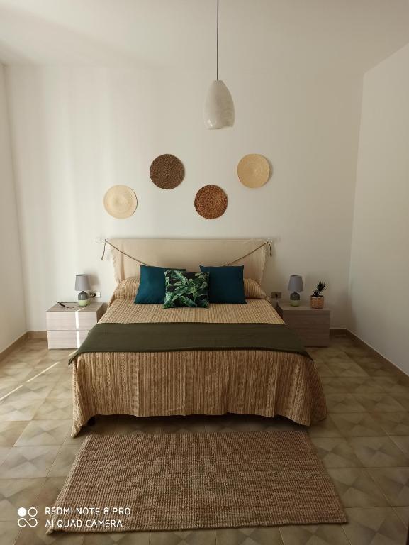 托雷桑塔萨宾娜Casa al mare的一间卧室配有一张带蓝色枕头的大床