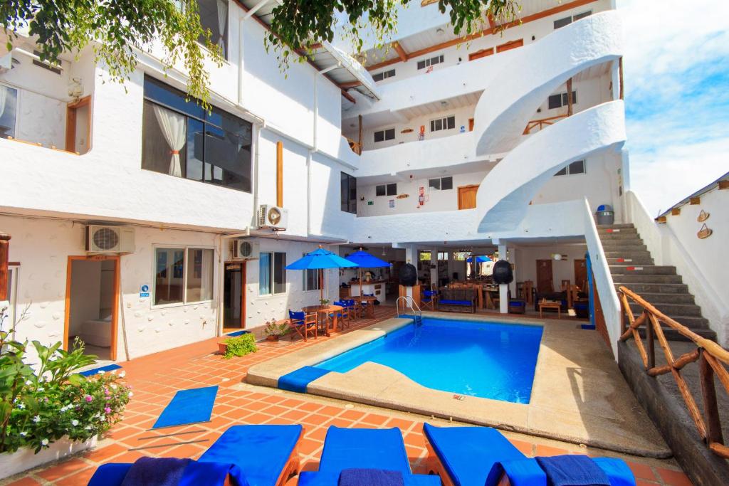 阿约拉港朱迪之家酒店的大楼内带游泳池的公寓