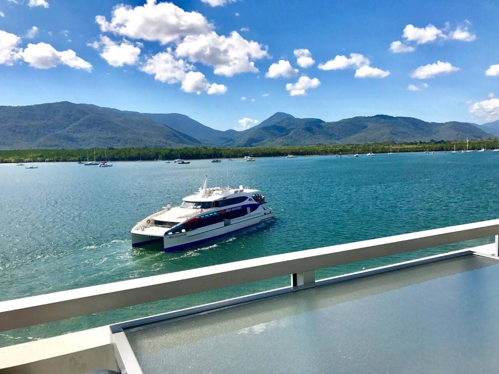 凯恩斯Cairns Waterfront Luxury at Harbourlights的山 ⁇ 湖上的船