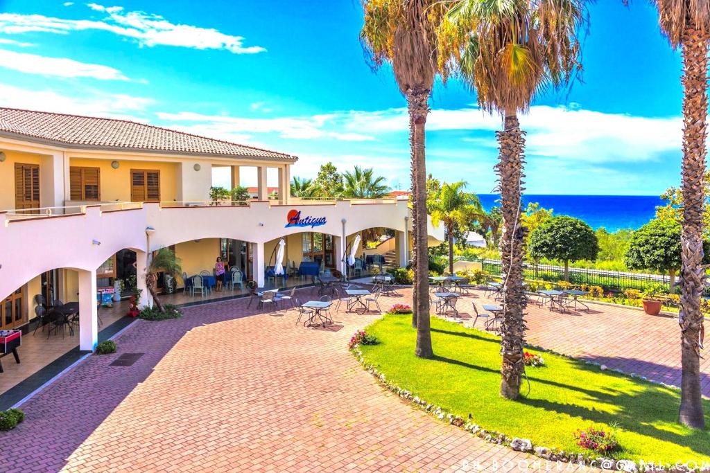 博尼法蒂Residence Antigua的棕榈树和大海的度假村