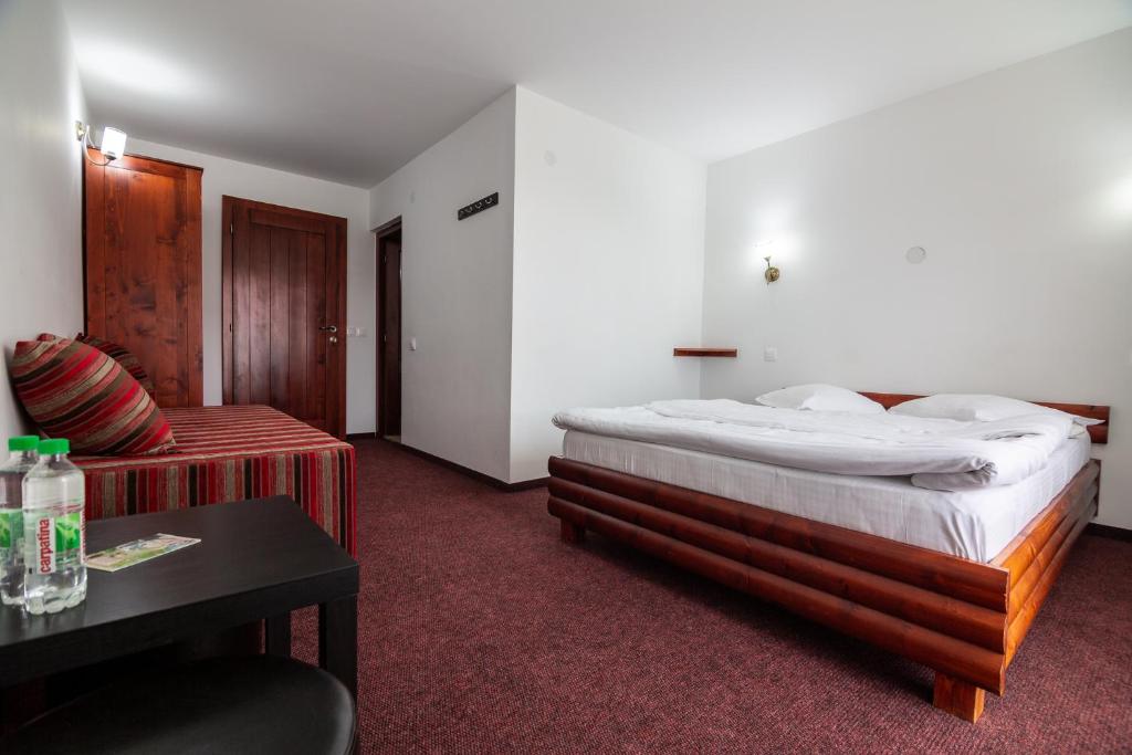 沃尔托普Pensiunea Piatra Graitoare的酒店客房,配有床和沙发