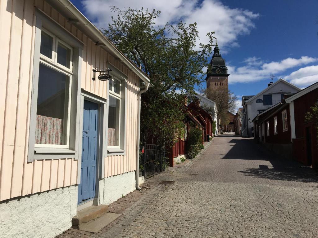 斯特兰奈斯Pensionat Gyllenhjelmsgatan的一条空的街道,有楼房和钟楼