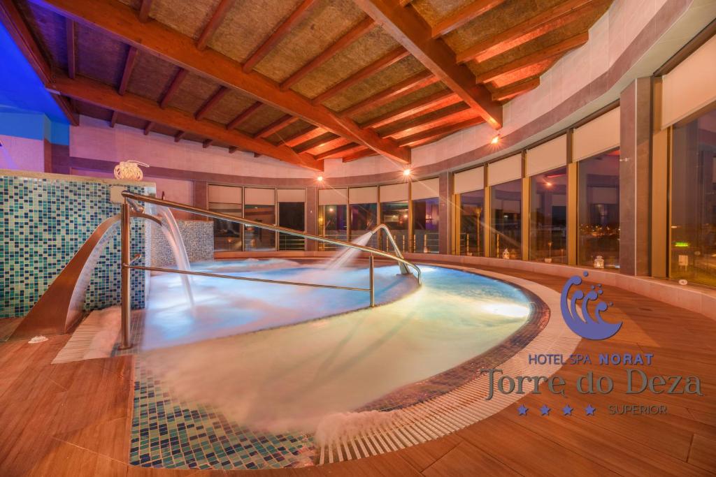 拉林Hotel Spa Norat Torre Do Deza 4* Superior的一座大楼中央的游泳池