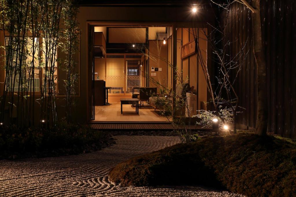 京都Kyo no oozora SAIKA的夜间有灯的建筑物入口