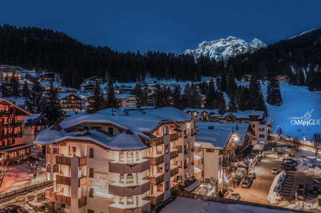 摩德纳迪-坎皮格里奥浪漫广场体育酒店的雪地中度假村的空中景观