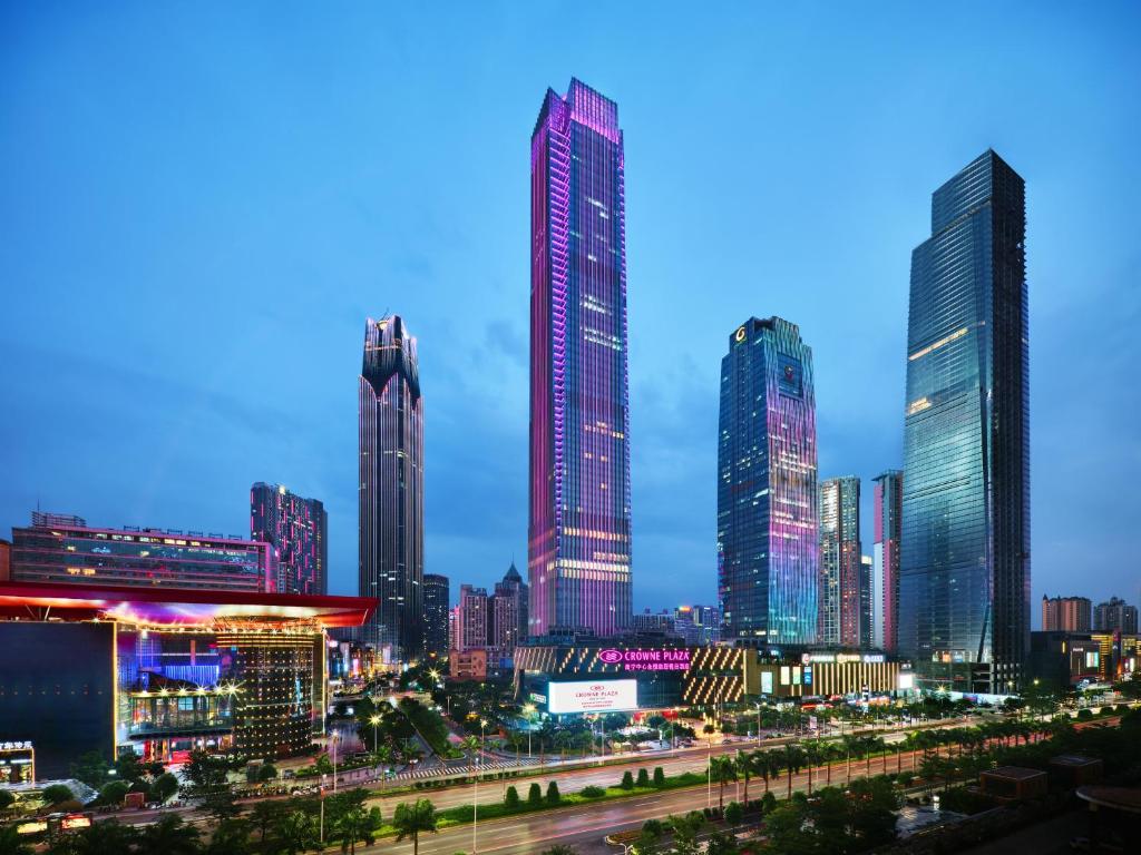 南宁南宁中心永恒皇冠假日酒店的城市天际线,夜晚有高耸的摩天大楼