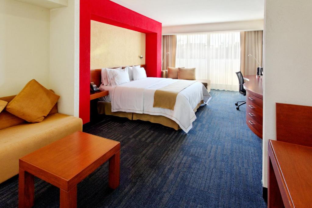 瓜达拉哈拉博览会智选假日酒店客房内的一张或多张床位