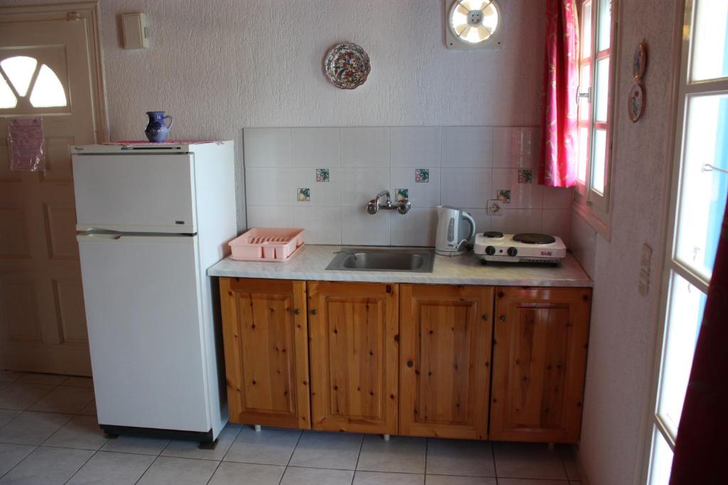 马拉松坎博斯佩拉吉娅旅馆的厨房配有白色冰箱和水槽