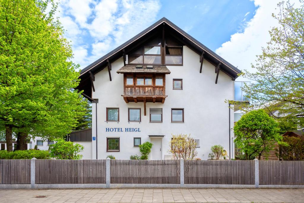 慕尼黑海格尔酒店的前面有木栅栏的白色房子