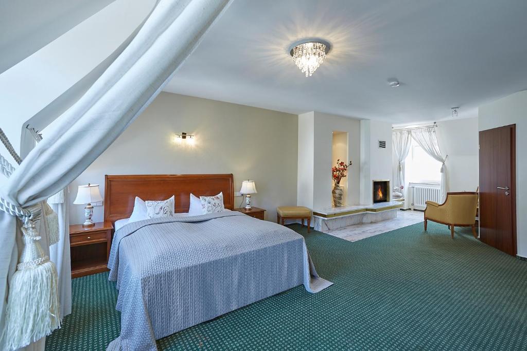 巴登-巴登Hotel Beek by Anna的一间卧室配有一张带蓝色棉被的床
