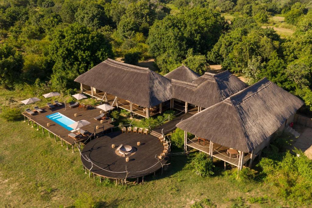KakumbiChikunto Safari Lodge的享有带游泳池的别墅的顶部景致