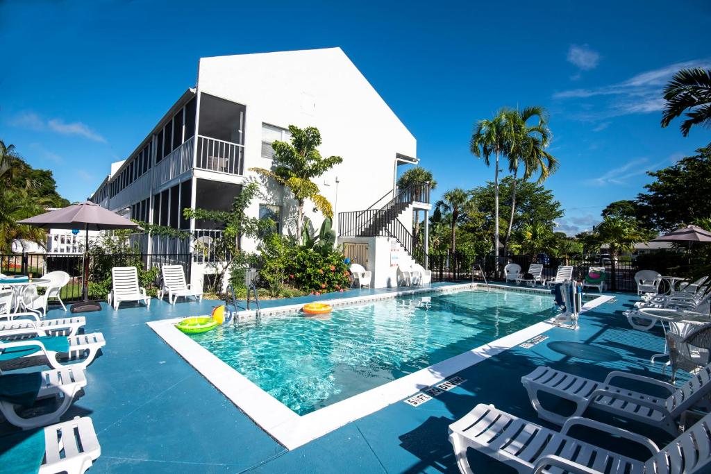 马可岛马科岛湖滨酒店的一座带椅子的游泳池以及一座建筑