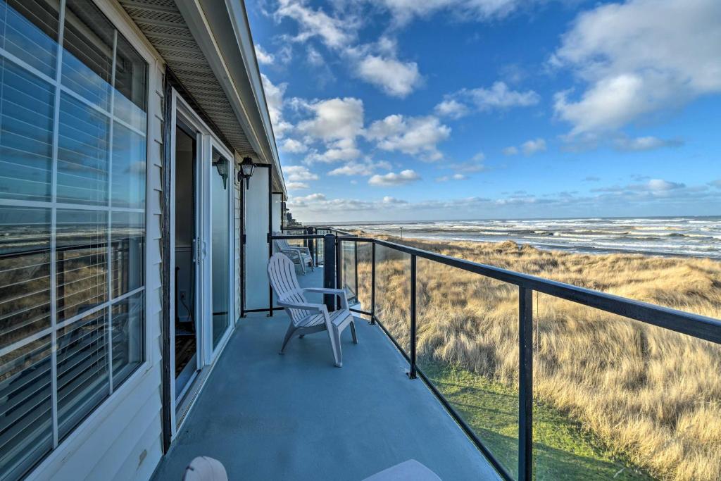 洋滨市Eagles View Condo in Ocean Shores with 3 Balconies的一个带椅子的门廊和大海