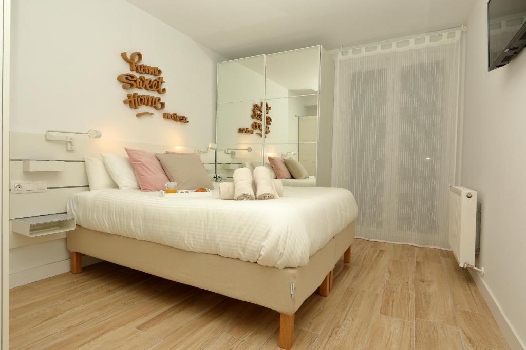 潘普洛纳Home Sweet Home Main St Pamplona的白色卧室配有一张带镜子的大床