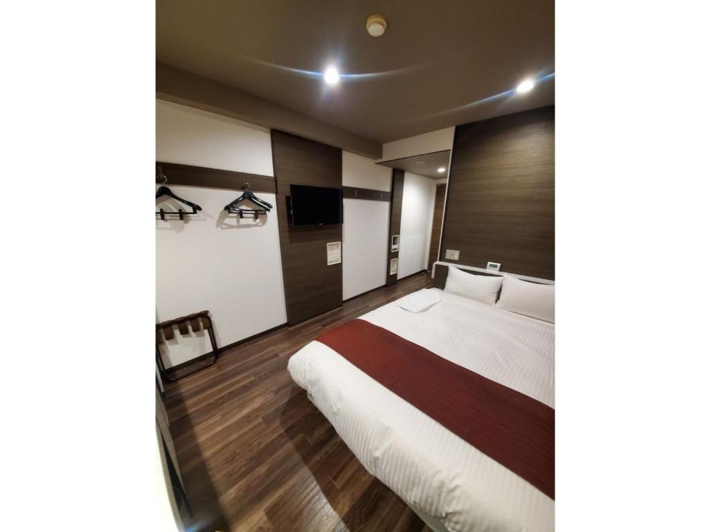 滨松Hotel Ascent Hamamatsu / Vacation STAY 79771的一间酒店客房,配有一张床和一台电视