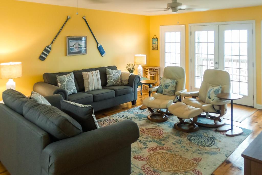多芬岛Two Views的客厅配有沙发和椅子
