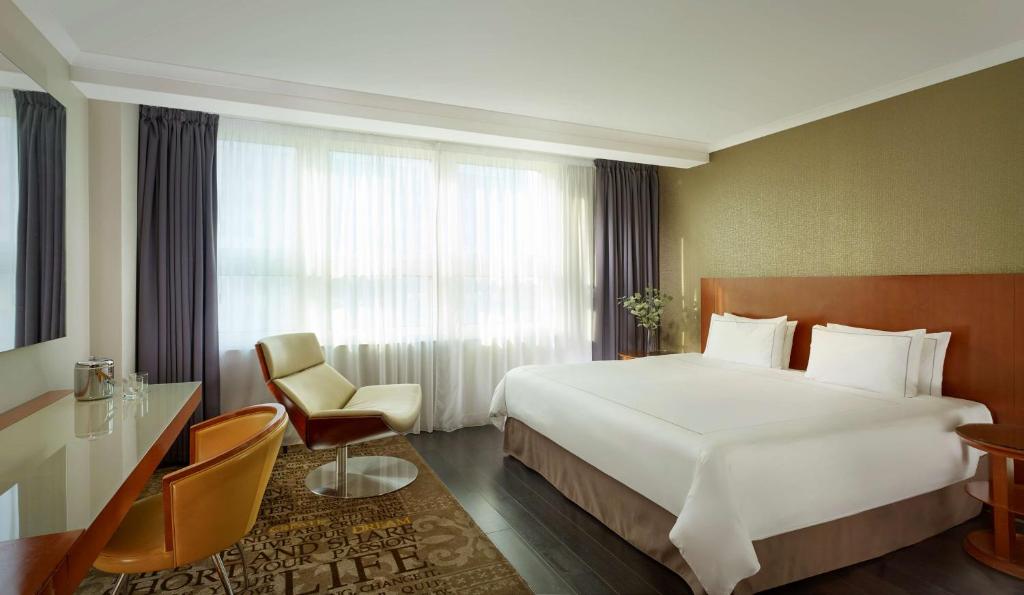 诺丁汉公园广场诺丁汉酒店的酒店客房设有一张大床和一张书桌。