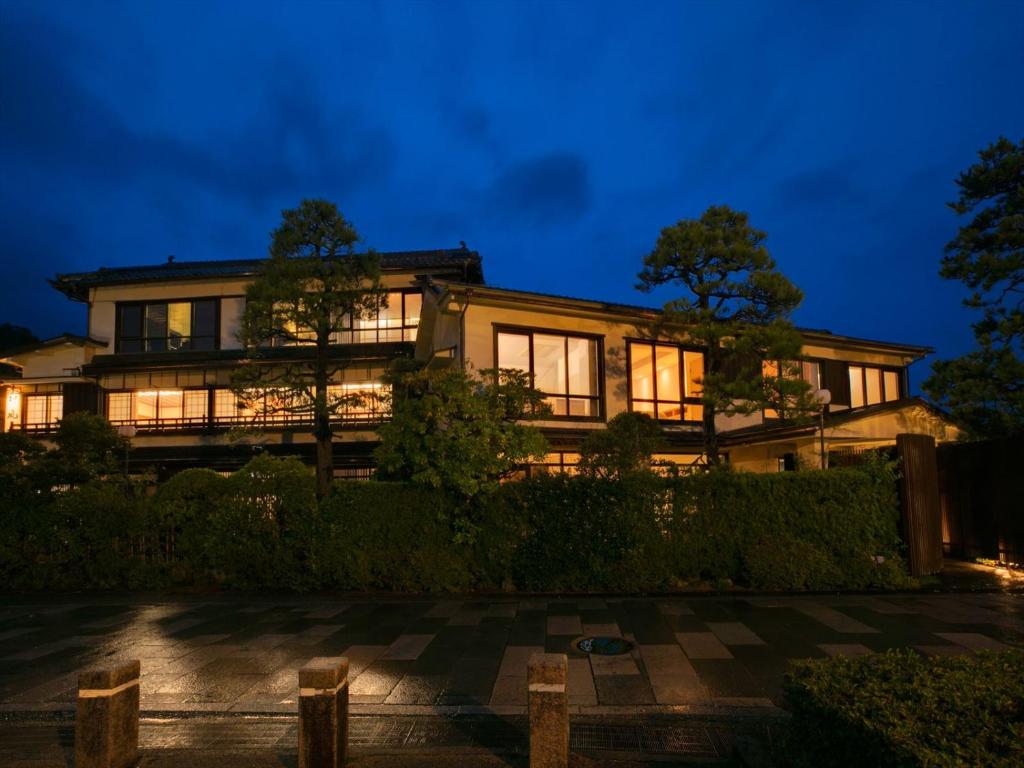 宫津市新普罗酒店的夜晚可欣赏到房子的外部景色