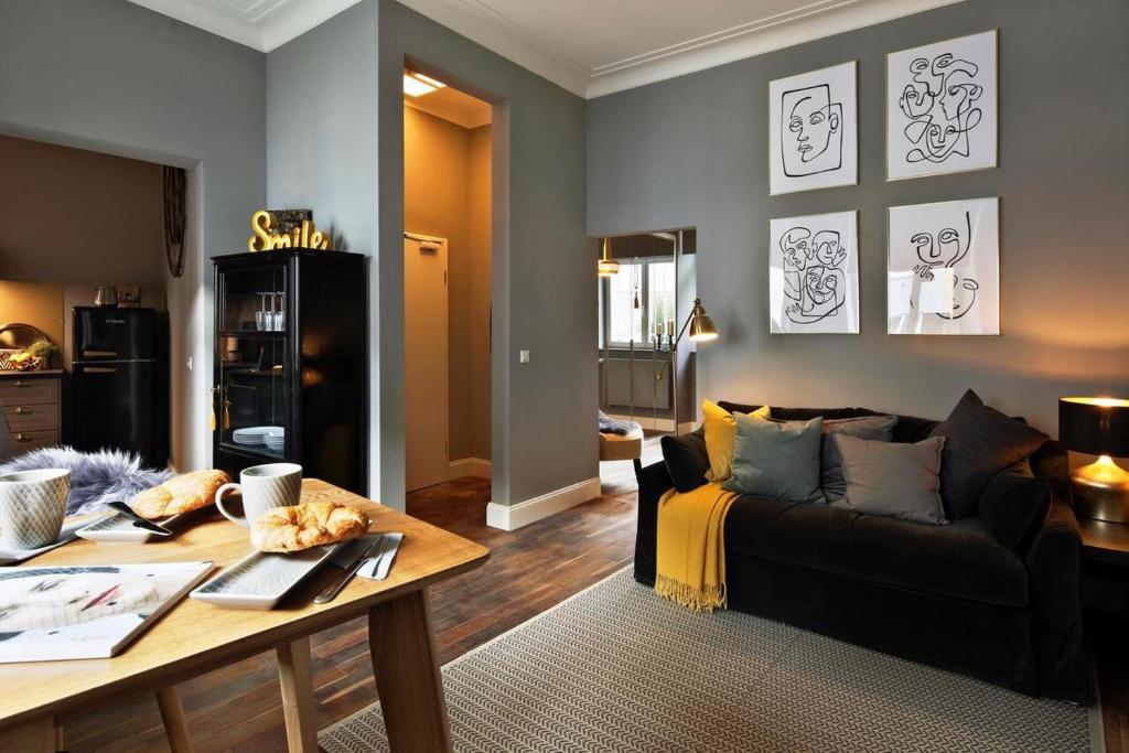 维尔茨堡Chase Apartments-Boutiquehotel Style I的客厅配有沙发和桌子