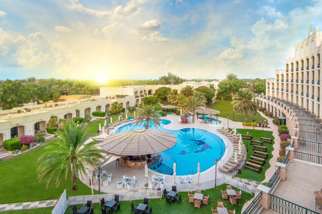 艾恩艾因罗塔纳酒店的享有带游泳池的度假村的空中景致