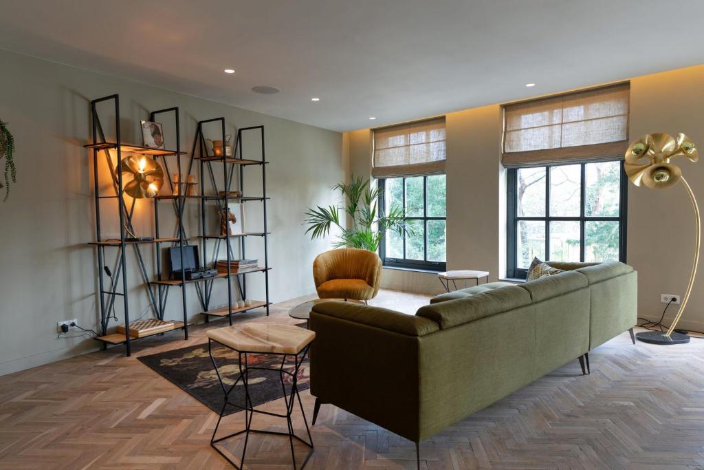 阿布考德Parkhotel Abcoude的带沙发的客厅和部分窗户。