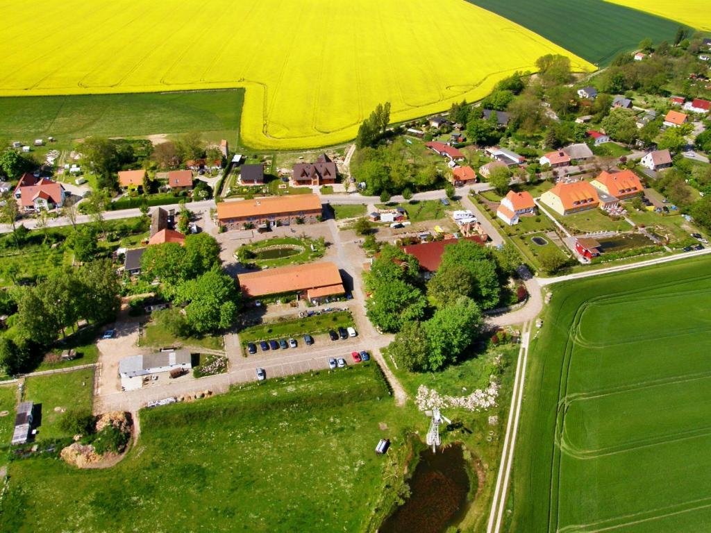PutgartenRügenhof Kap Arkona的享有小镇空中景色,设有农场