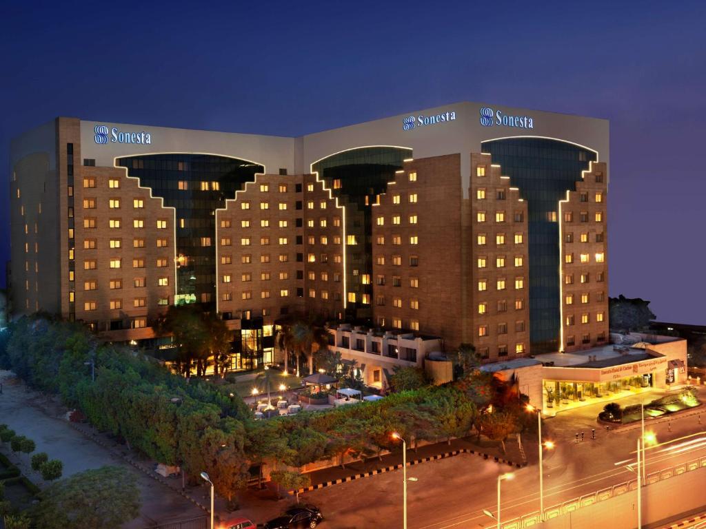 开罗开罗塔及赌场圣淘沙酒店的享有酒店大楼的夜间景色
