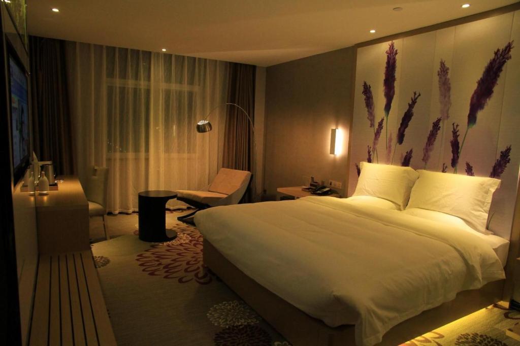 天水麗枫酒店·天水甘谷冀城广场店的酒店客房带一张大床和一把椅子