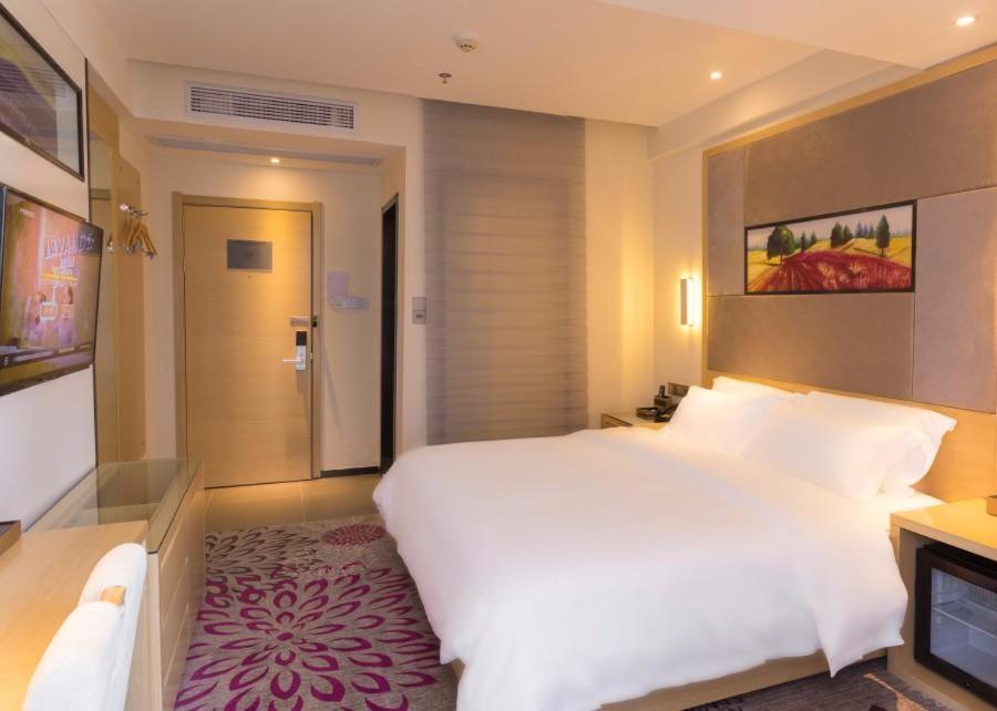 泸州麗枫酒店·泸州佳乐世纪城店的卧室配有一张白色大床和电视。