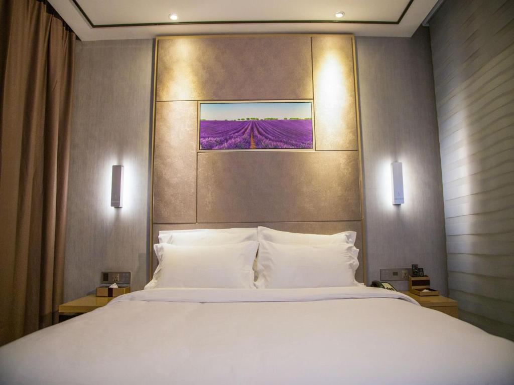 陇南麗枫酒店·陇南长江大道店的卧室配有带白色枕头的大床