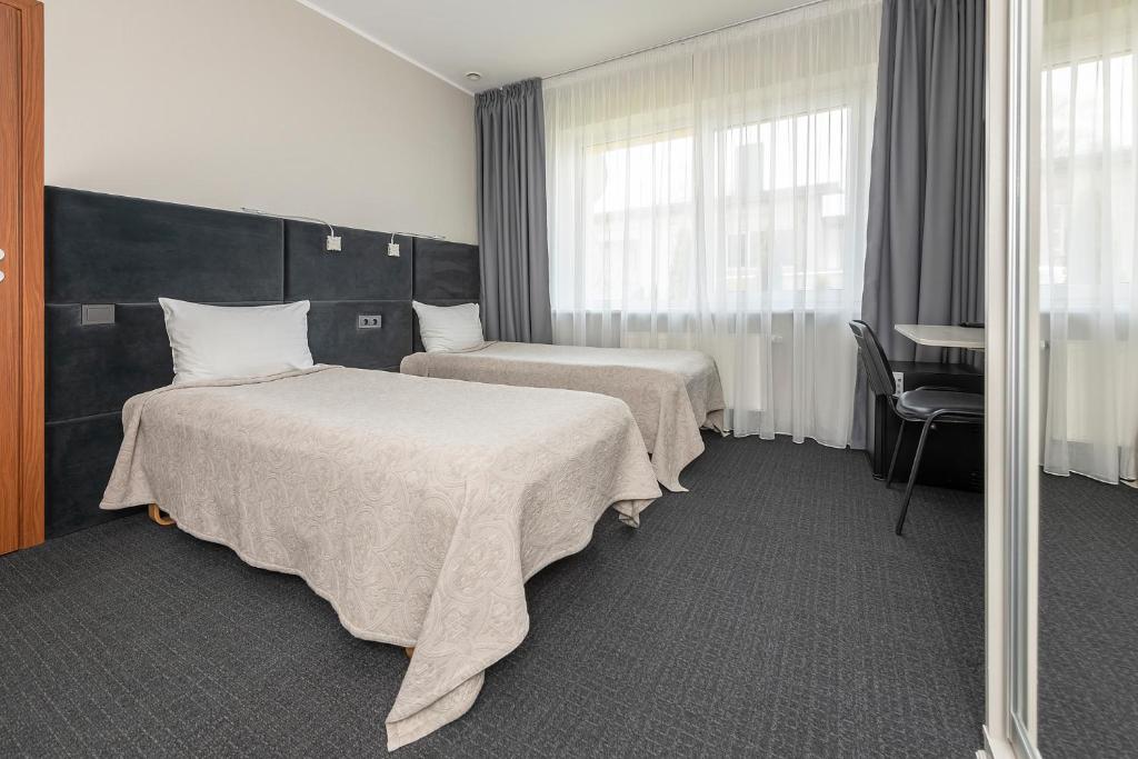卡梅拉瓦朱瑞思那麦住宿加早餐旅馆的酒店客房,设有两张床和镜子