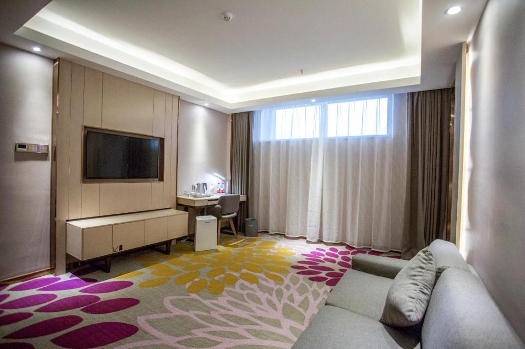 昌吉麗枫酒店·昌吉长宁路店的酒店客房设有沙发、电视和书桌。