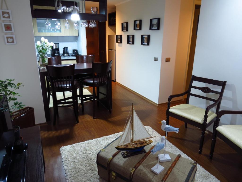 维纳德马迪帕特门托阿夸玛尔公寓的客厅配有桌子和一条玩具船