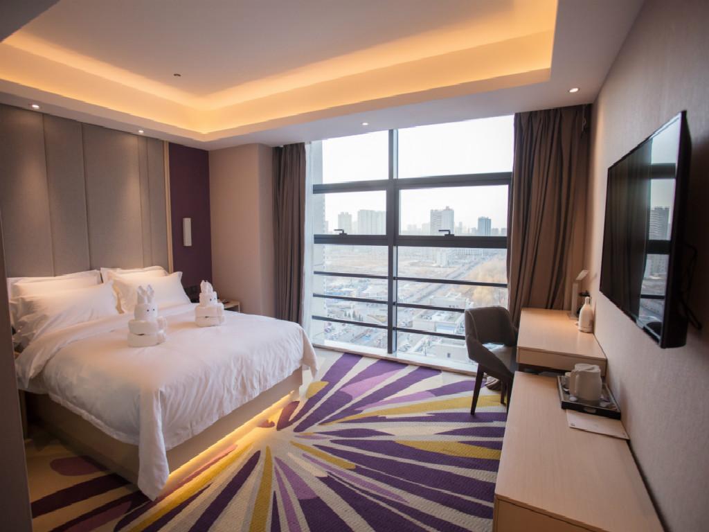 库尔勒麗枫酒店·库尔勒市政府天鹅湖店	的酒店客房设有一张床和一个大窗户