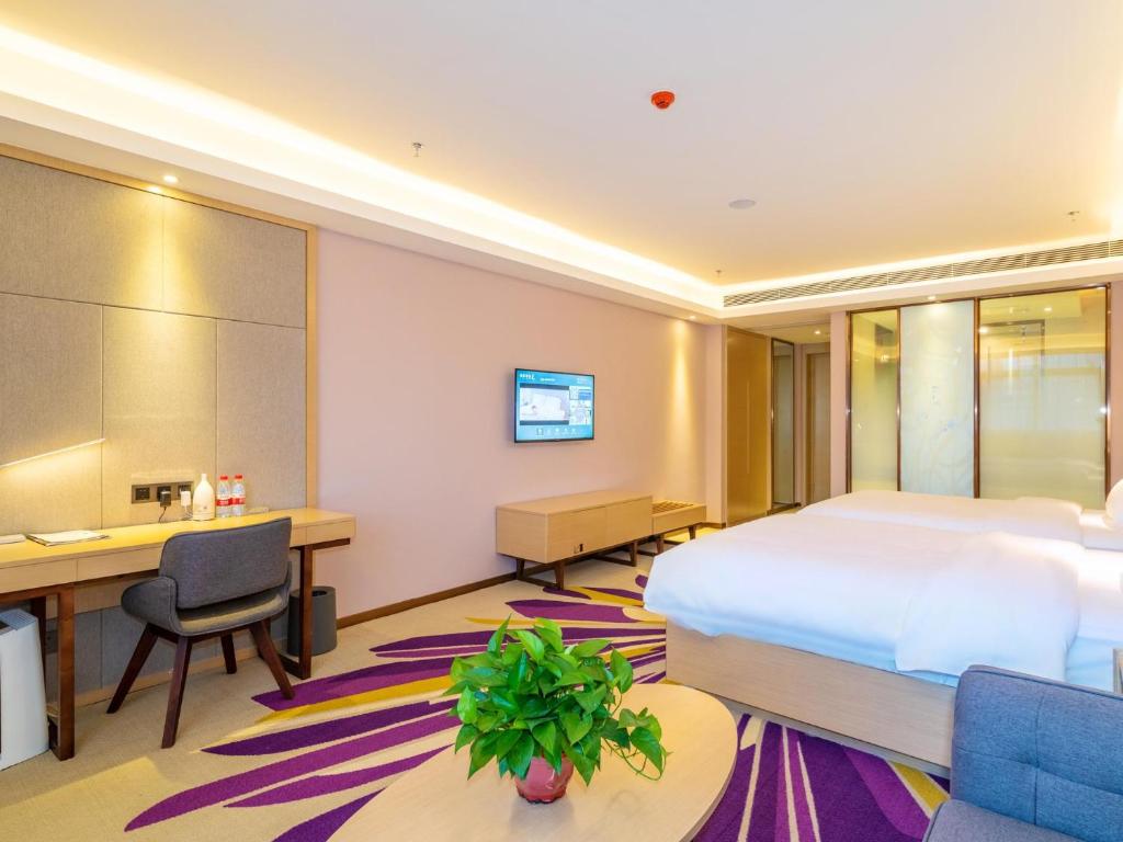 安顺麗枫酒店·贵州安顺西高铁站店的配有一张床和一张书桌的酒店客房